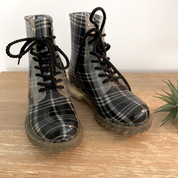 Dirty Laundry Shoes - Dirty Laundry Plaid Rubber Lace Up Rainboots Sz 6